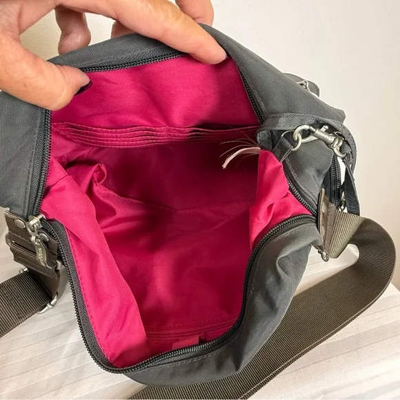Baggallini ‘Everywhere’ Bag Charcoal Gray Bright Pink Lining Adjustable Strap - Picture 9 of 16